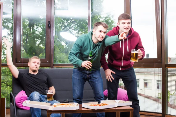 Amigos masculinos sonrientes jugando videojuegos, beber cerveza y divertirse en casa —  Fotos de Stock