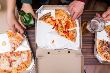 ev hayranları yeme: pizza ve bira