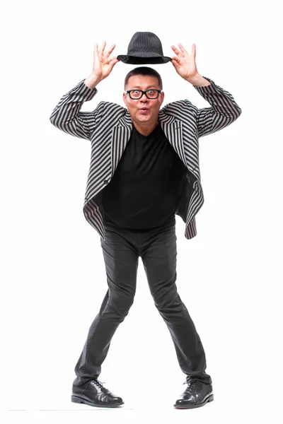 Concepto de Showman. Cantante escuchando música y cantando en micrófono — Foto de Stock