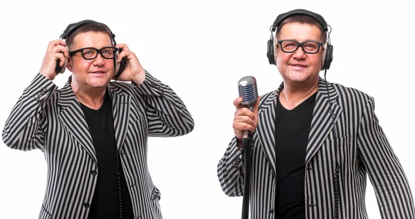 Concepto de Showman. Cantante escuchando música y cantando en micrófono — Foto de Stock