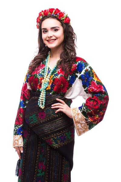 Portrét veselá ukrajinská dívka, která nosí národní vyšívané košile — Stock fotografie