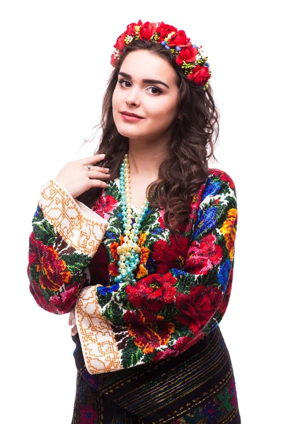 Retrato de menina ucraniana alegre vestindo camisa bordada nacional — Fotografia de Stock