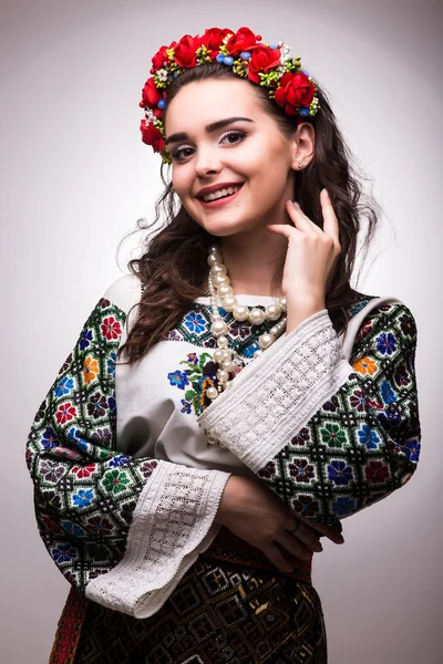 Femme en ukraine robe nationale — Photo