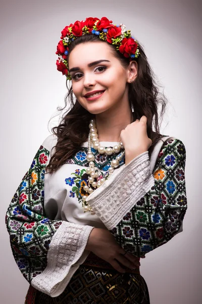 Kobieta w stroju narodowego Ukrainy — Zdjęcie stockowe