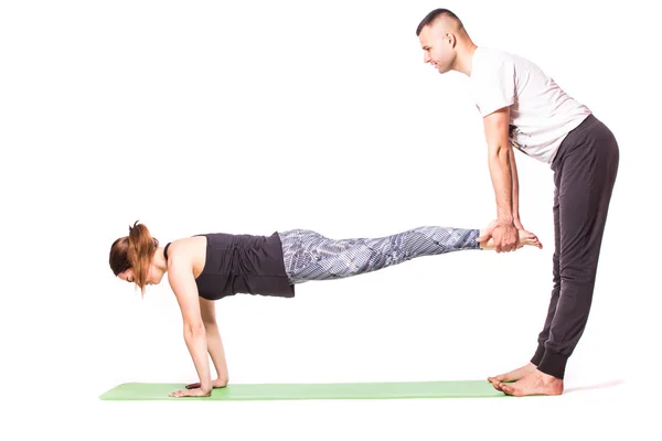 Junges gesundes Paar in Yoga-Stellung — Stockfoto