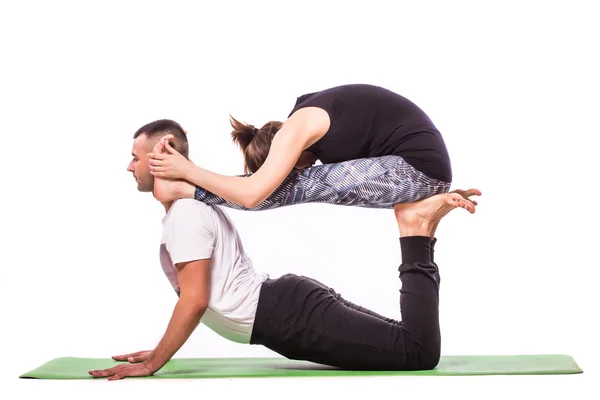Jeune couple sain en position de yoga — Photo