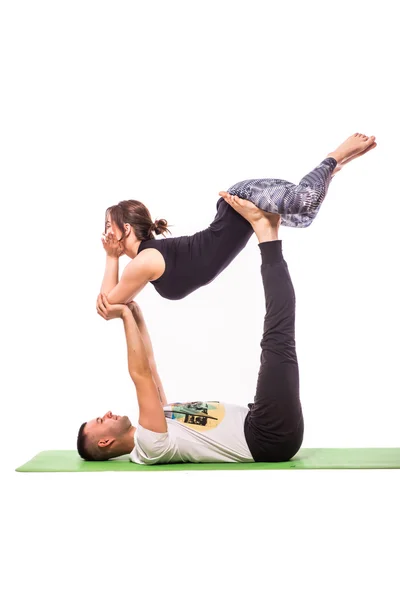 Jeune couple sain en position de yoga — Photo