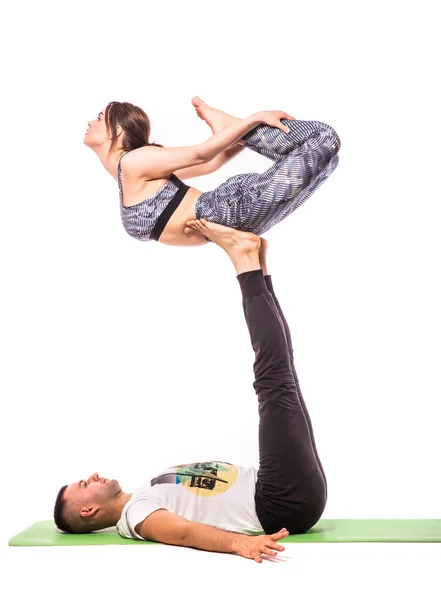 Pasangan muda yang sehat dalam posisi yoga — Stok Foto