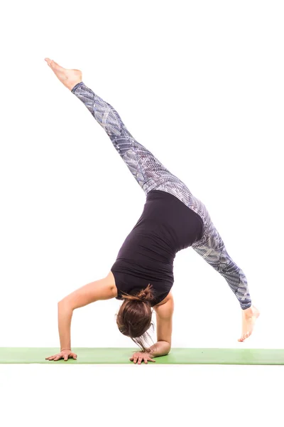 Jovem mulher praticando Yoga — Fotografia de Stock