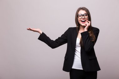 Görünmez ürün işaret eden genç şık iş kadını