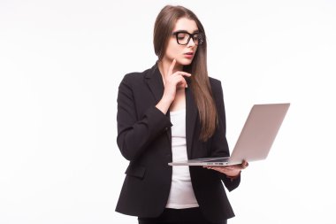 Bir dizüstü bilgisayar tutarak samimi mutlu gülümseme ile gülümseyen genç ve güzel kadın