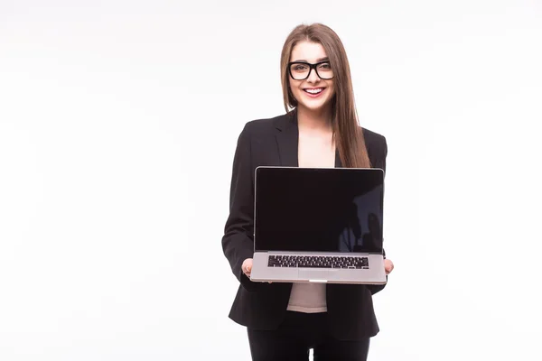 Sorridente bella giovane donna con amichevole sorriso felice in possesso di un computer portatile — Foto Stock