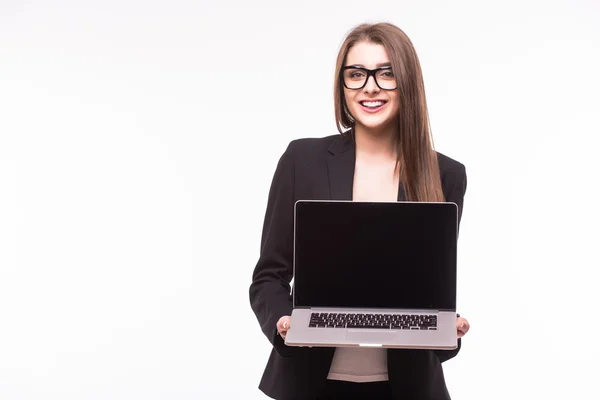 Sorrindo muito jovem mulher com sorriso feliz amigável segurando um computador portátil — Fotografia de Stock