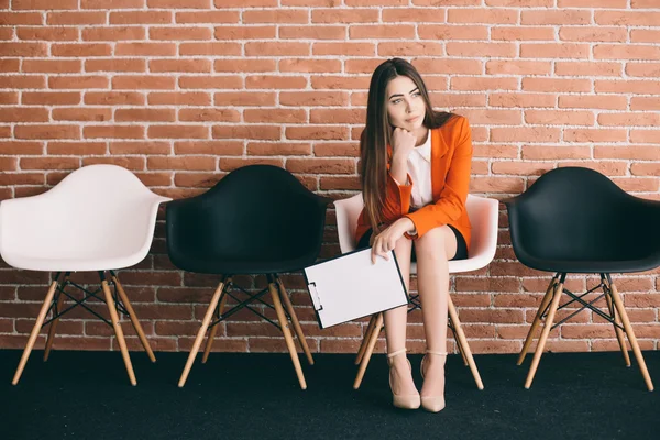 Kadın sandalyede kararı ile iş görüşmesi için bekliyor — Stok fotoğraf