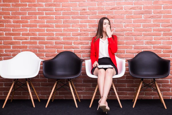 Vrouw te wachten op de stoel voor besluit van sollicitatiegesprek — Stockfoto