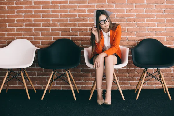Жінка чекає на стілець для рішення про співбесіду — стокове фото