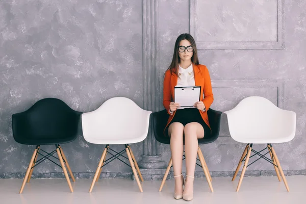 就職の面接の決定のための椅子で待機している女性 — ストック写真