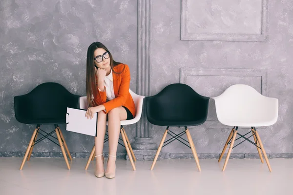 Donna in attesa sulla sedia per la decisione del colloquio di lavoro — Foto Stock