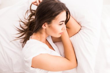 Uyuyan kadın başını yastık ve bu ellerimde yatağında yatıyor.