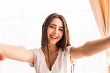 Evde yatakta sabah selfie telefondan alarak güzellik kız