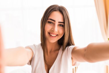 Evde yatakta sabah selfie telefondan alarak güzellik kız