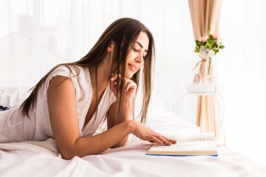 Ahşap duvar karşı güzel gülümseme ile genç kız