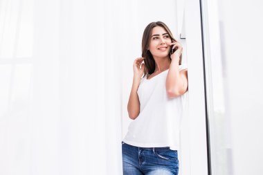 Ahşap duvar karşı güzel gülümseme ile genç kız