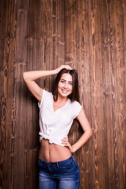 Ahşap duvar karşı güzel gülümseme ile genç kız
