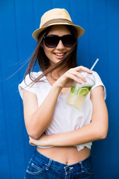 Moda mulher bonita com limonada ou fresco em óculos de sol e chapéu — Fotografia de Stock