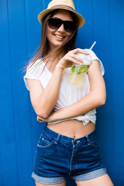 Divat csinos nő limonádé vagy friss napszemüveg és kalap — Stock Fotó