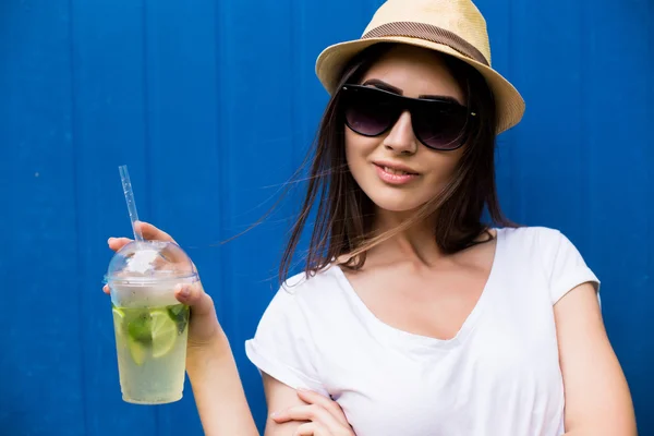 Moda mulher bonita com limonada ou fresco em óculos de sol e chapéu — Fotografia de Stock