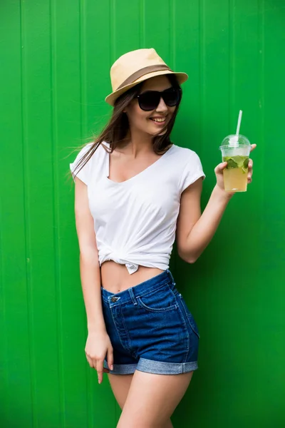 Ładna kobieta moda z lemoniada lub świeże w okulary przeciwsłoneczne i kapelusz — Zdjęcie stockowe