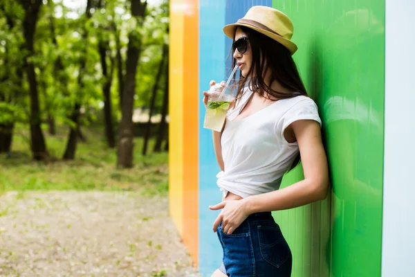 Ładna kobieta moda z lemoniada lub świeże w okulary przeciwsłoneczne i kapelusz — Zdjęcie stockowe