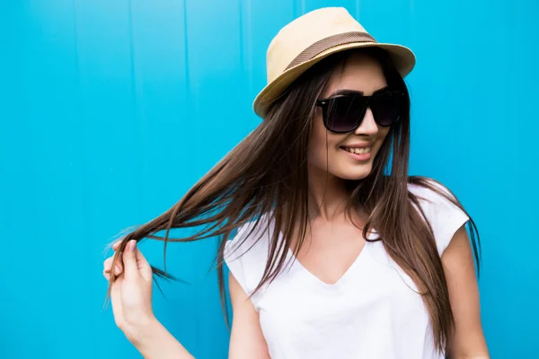 Portret dziewczyny w okulary przeciwsłoneczne i kapelusz — Zdjęcie stockowe