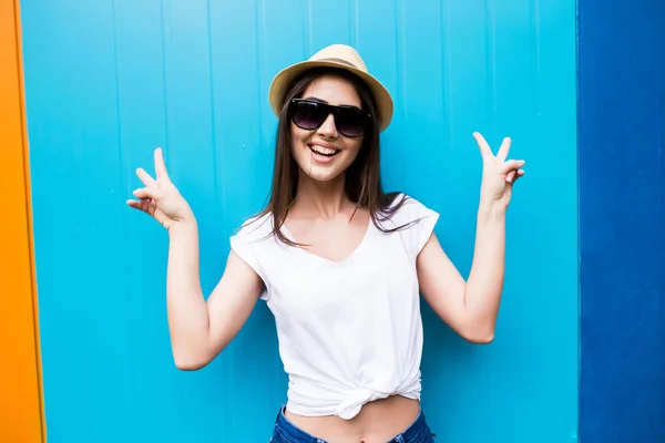 Portrait de jolie femme en lunettes de soleil et chapeau — Photo