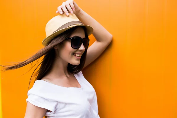 Portrait de jolie femme en lunettes de soleil et chapeau — Photo