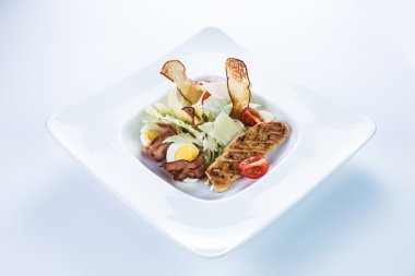 Taze salata tavuk göğsü ile. 