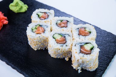 Sushi Set nigiri ve suşi rulo siyah taş kayrak.