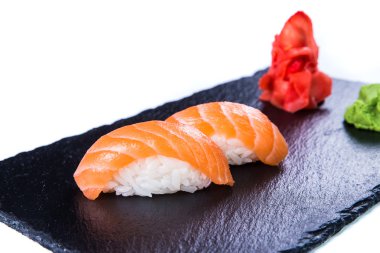 Suşi ayarla ve üzerinde siyah taş kayrak suşi rulo. 