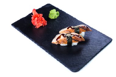 Suşi ayarla ve üzerinde siyah taş kayrak suşi rulo. 