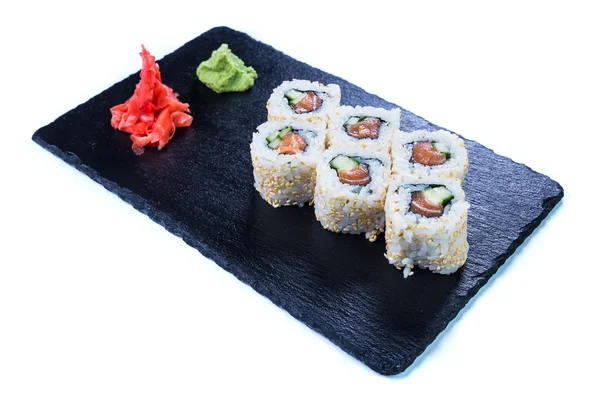 Sushi-Set Nigiri und Sushi-Rollen auf schwarzem Steinschiefer. — Stockfoto