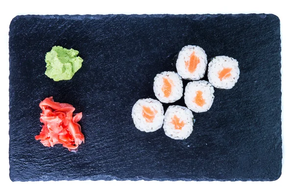 Sushi-Set Nigiri und Sushi-Rollen auf schwarzem Steinschiefer. — Stockfoto