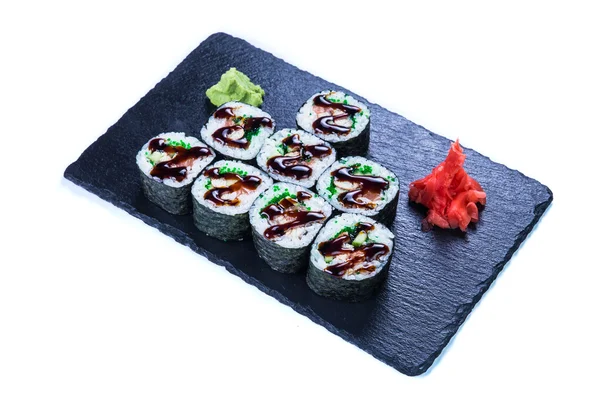 Sushi Set nigiri sushi a rohlíky na černý kámen břidlice. — Stock fotografie