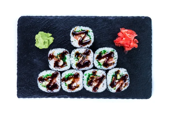 Sushi-Set Nigiri und Sushi-Rollen auf schwarzem Steinschiefer. — Stockfoto