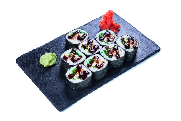 Sushi-Set Nigiri und Sushi-Rollen auf schwarzem Steinschiefer. — Stockfoto