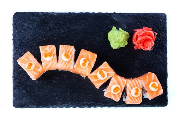 Sushi Set e rotoli di sushi su ardesia di pietra nera . — Foto Stock