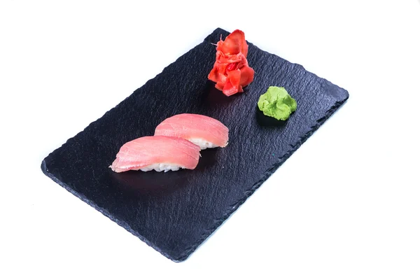 Sushi Set a suši se valí na černý kámen břidlice. — Stock fotografie