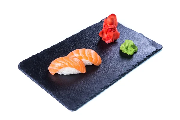 Sushi Set a suši se valí na černý kámen břidlice. — Stock fotografie