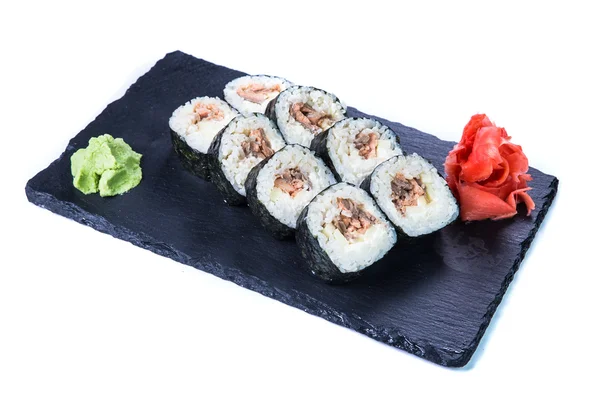 Sushi Set a suši se valí na černý kámen břidlice. — Stock fotografie