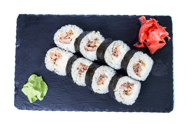 Sushi-Set und Sushi-Rollen auf schwarzem Steinschiefer. — Stockfoto
